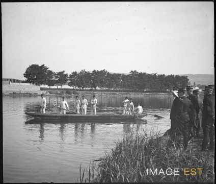 Traversée en barque par des fantassins (Jarville-la-Malgrange)