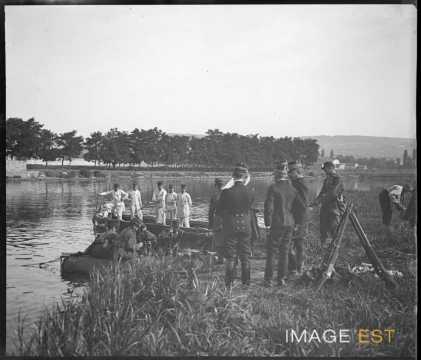 Traversée en barques par des fantassins (Art-sur-Meurthe)
