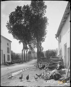 Enfant devant une ferme (Lorraine)