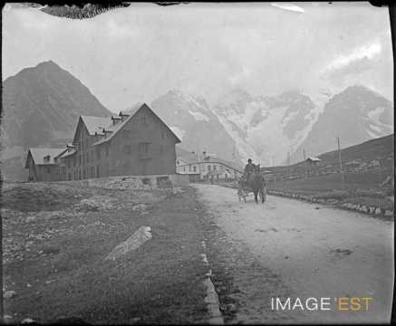Chariot sur une route (Hautes-Alpes)