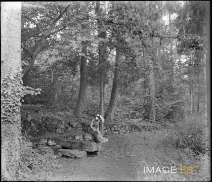 Femme assise sur un muret (Eulmont)