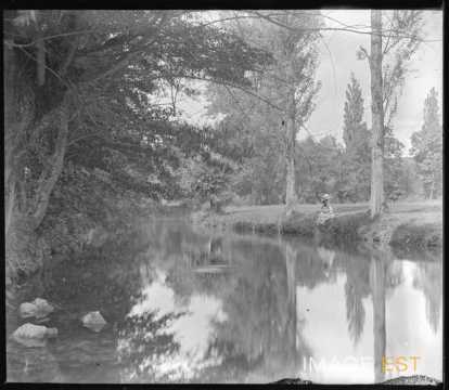 Femme au bord du Rupt de Mad (Arnaville)