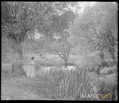 Femme au bord du Rupt de Mad (Arnaville)