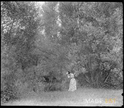Femme au bord du Rupt de Mad (Arnaville)