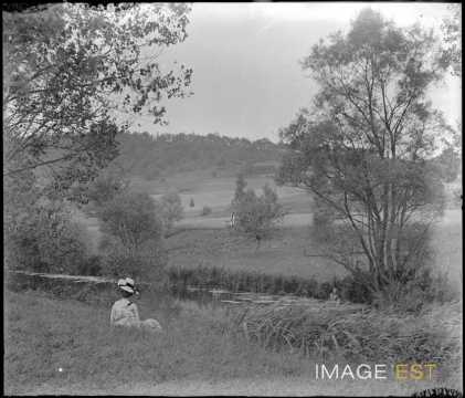 Femme au bord du Rupt de Mad (Arnaville)