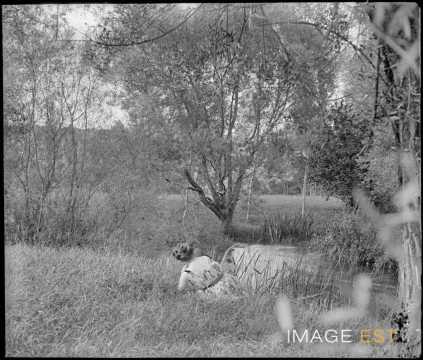 Femme au bord du Rupt de Mad (Arnaville)