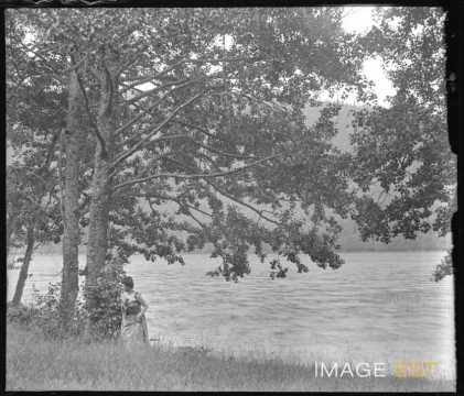 Femme au bord du lac de Longemer (Xonrupt-Longemer)