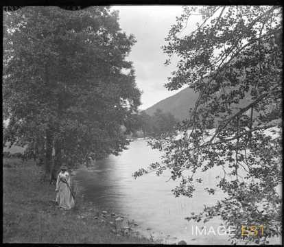 Femme au bord du lac de Longemer (Xonrupt-Longemer)