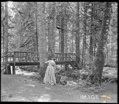 Femme près d'un pont (Gérardmer)