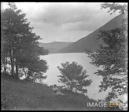 Femme au bord du lac de Longemer (Xonrupt-Longemer)