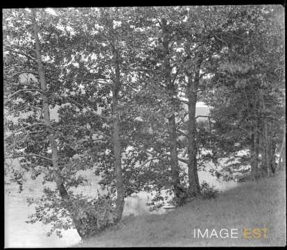 Femme au bord du lac de Longemer (Xonrupt-Longemer)