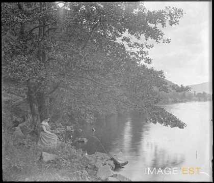 Femme au bord du lac de Longemer (Xonrupt-Longemer)