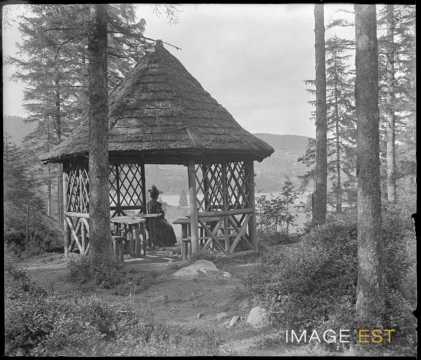 Femme dans un kiosque (Ramberchamp)