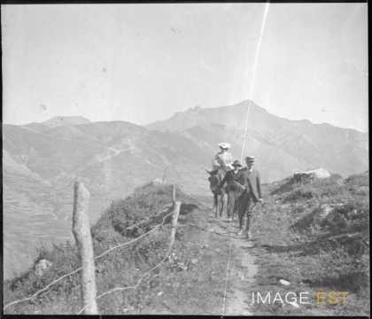 Voyageurs sur un chemin de randonnée (La Grave)