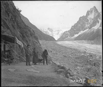 Randonneurs près de la Mer de Glace (Chamonix-Mont-Blanc)
