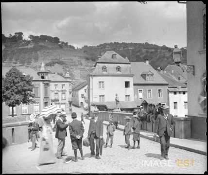 Groupe de personnes sur le pont (Vianden)