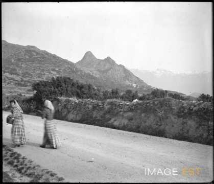Deux femme sur une route (Corse)