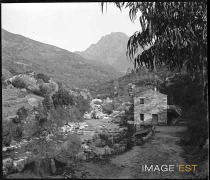 Habitation au bord d'un cours d'eau (Ota)