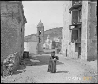 Femme dans une rue (Cargèse)