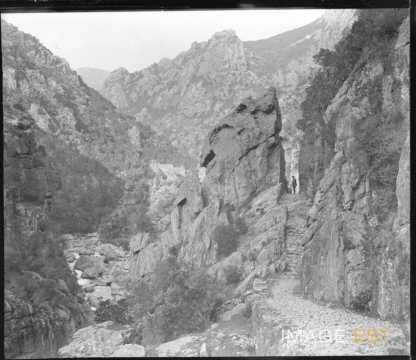 Homme dans les gorges de Spelunca (Evisa)