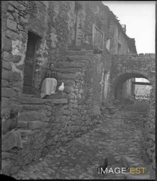 Femme assise (Corse)