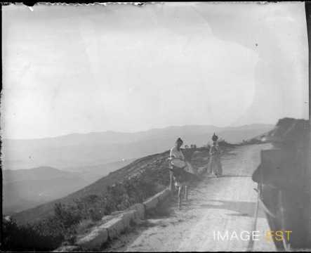 Deux femmes sur une route (Corse)