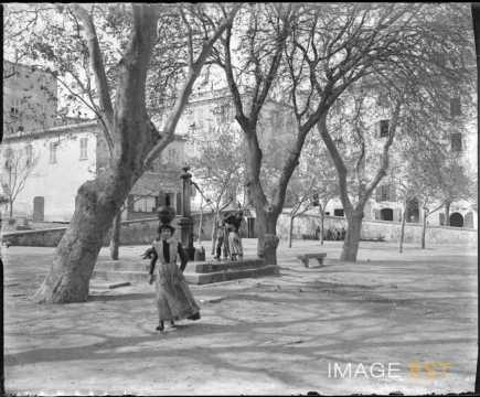 Porteuse d'eau sur la place Paoli (L'Île-Rousse)