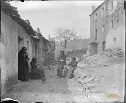 Femmes tricotant (Corse)