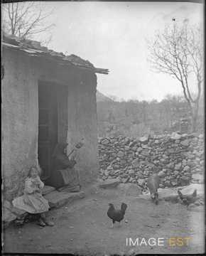 Femme filant la laine (Corse)