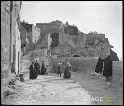Groupe de femmes sur les remparts (Les Baux-de-Provence)