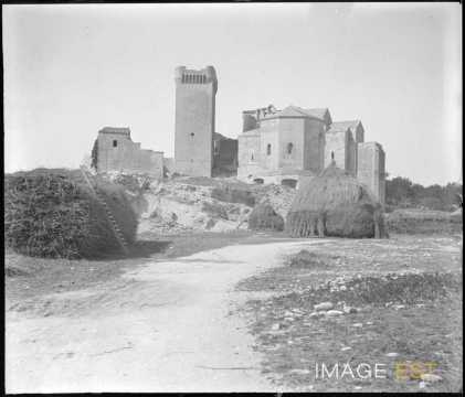 Meules de foin devant l'abbaye (Arles)