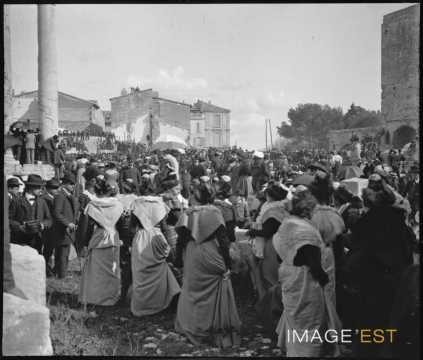 Groupe de jeunes provençales (Arles)