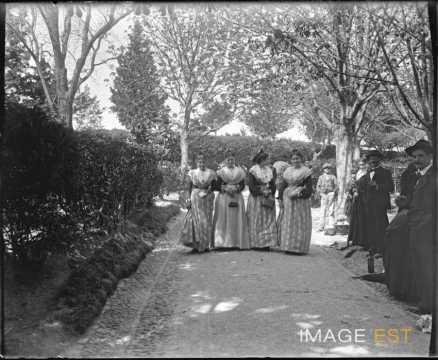 Groupe de jeunes provençales (Arles)