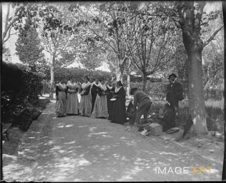 Groupe de jeunes provençales (Arles)