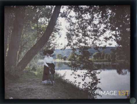 Femme au bord de l'eau (Meurthe-et-Moselle)