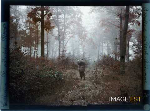 Chasseur en forêt (Meurthe-et-Moselle)