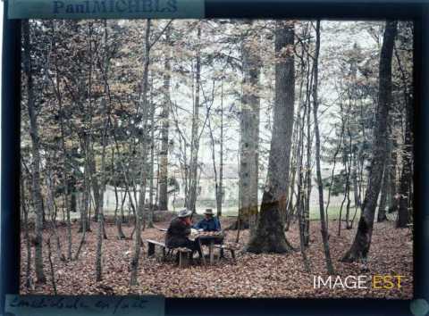 Deux hommes en forêt