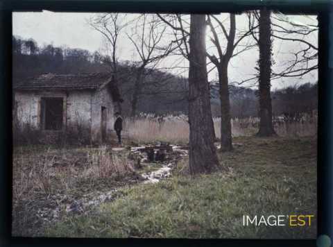 Homme près d'une construction (Meurthe-et-Moselle)