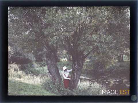 Femme entre deux arbres (Marbache)