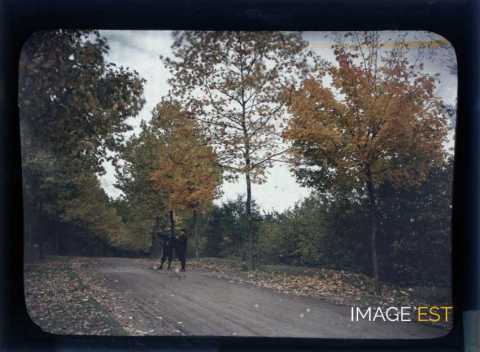 Deux hommes sur une route (Meurthe-et-Moselle)