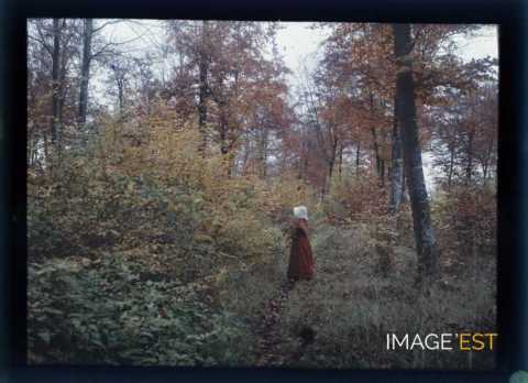 Femme en forêt (Pompey)