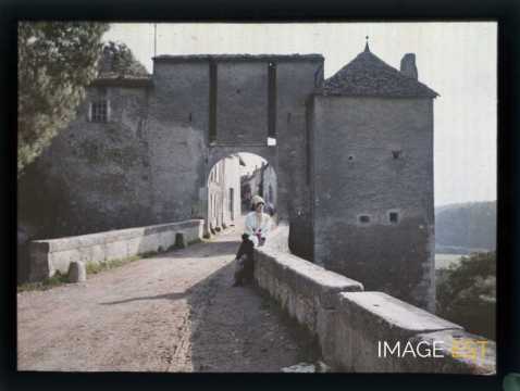 Femme assise sur un muret (Liverdun)