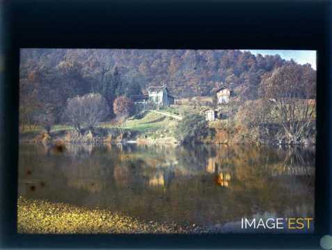 Maisons sur une rive (Meurthe-et-Moselle)