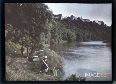 Femme au bord de l'eau (Liverdun)