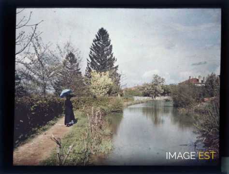 Femme au bord de l'eau (Meurthe-et-Moselle)
