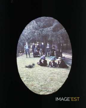 Groupe d'hommes et de femmes (Meurthe-et-Moselle)