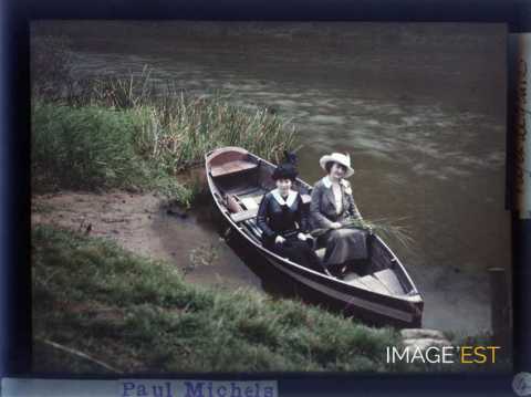 Femmes sur une barque (Meurthe-et-Moselle)