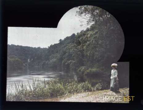 Femme au bord de l'eau (Liverdun)