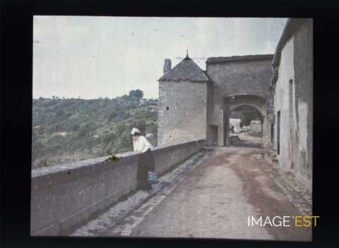 Femme sur un muret (Liverdun)