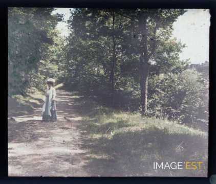 Femme sur un sentier (Liverdun)